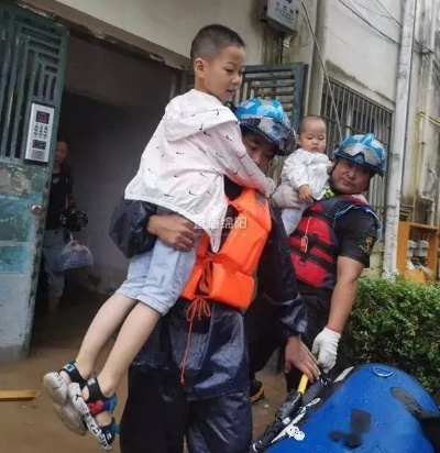 武汉暴雨中，家长划桨板接娃，一段感人至深的亲子救援故事