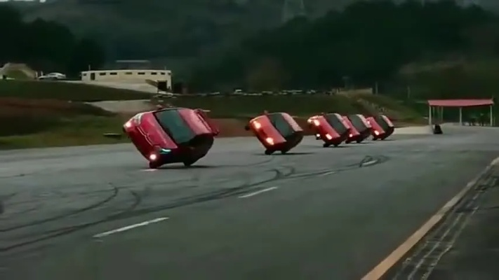 高速惊魂！两车上演刀片超车，瞬间报废，教训惨痛！
