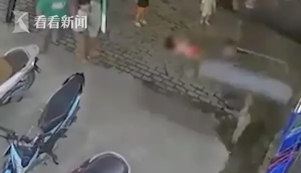 悲剧发生！儿童疑触碰路灯电桩不幸身亡，身上留有电击痕迹引关注