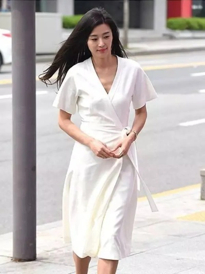 全智贤白色抹胸伞裙，演绎优雅与时尚的完美融合