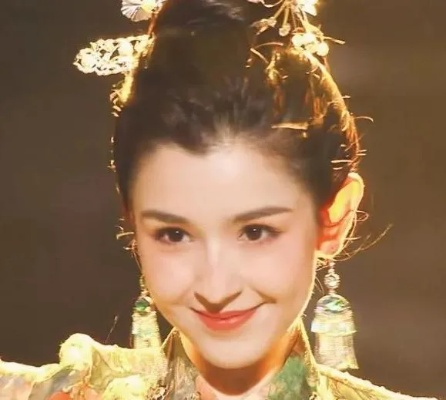 哈妮克孜因戴眼镜探班被换角，背后原因引人热议