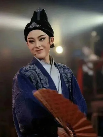 章子怡素颜带女儿看陈丽君演出，温馨画面感动网友