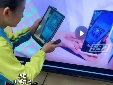 小学生创新购物方式，手持二维码轻松买煎饼，科技改变生活！