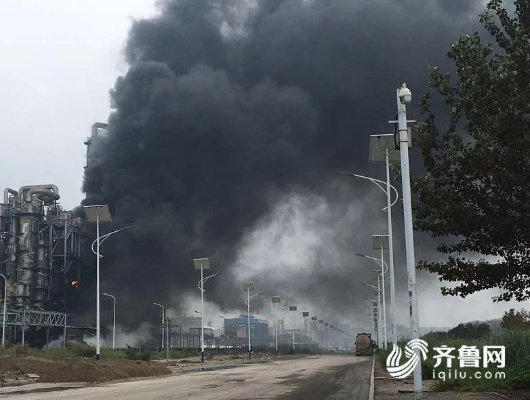 航拍惊现山东化工厂爆炸，浓烟弥漫天空，紧急救援行动展开