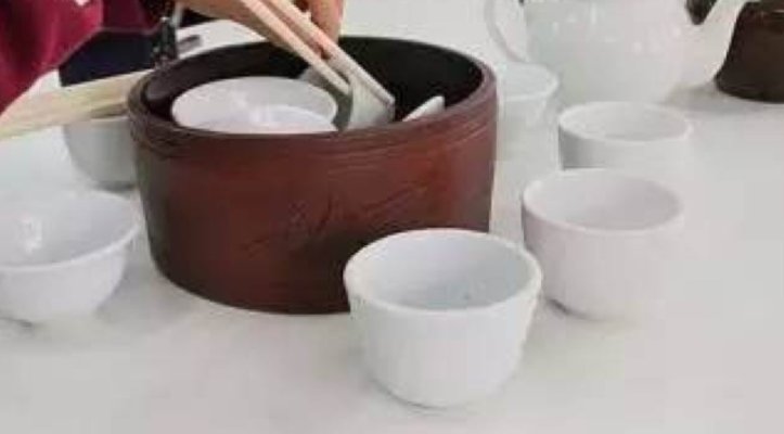 媒体热议，教授炮轰广东人烫碗，引发网友热议与反思