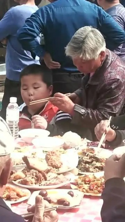 奶奶看180斤孙子瘦了，塞钱让买肉，满满的爱意让人动容